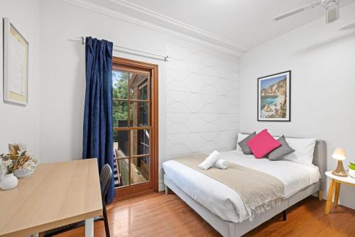 Gordon House | Private Room in Gordon near Train & Bus - Sleeps 2