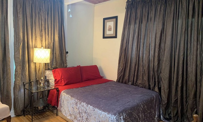 Tallahassee House | Private Room in Serene Lake House. Peaceful Stay with Nature Views, Near City.