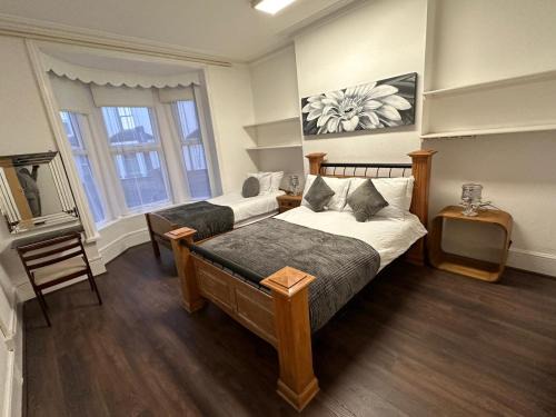 Aylesbury House | PRIVATE ROOM In TOWN CENTRE FREE PARKING WI FI AND PATIO WITH AA STAY LTD