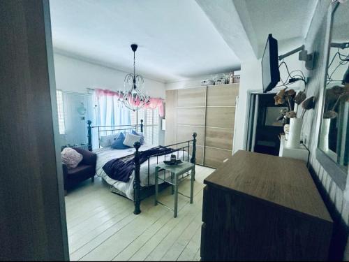 Cymmer House | Private room with en-suite and private entrance