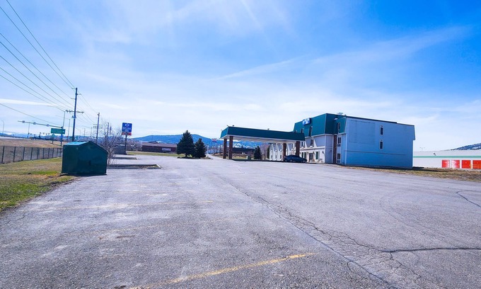 Helena House | Private Rooms, Hot Tub Bathrooms, Gas Station, Store, Down Town