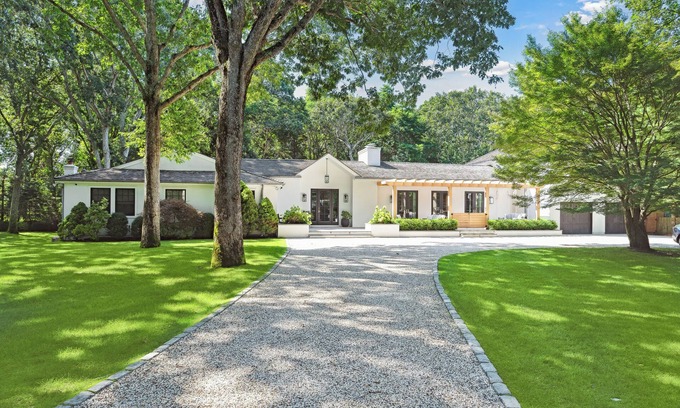 North Haven House | Private Sag Harbor estate on expansive property with sprawling manicured lawns
