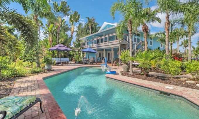 Truckland House | Private, Secluded, Close to Beach! Heated Pool! 2 Living Spaces! Over $125 Free Daily Activities!
