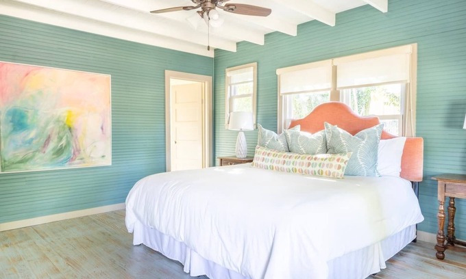 Round Top House | Private Stay for 2-4 | Chic, Cozy, Cottage 1 Block to Downtown Round Top