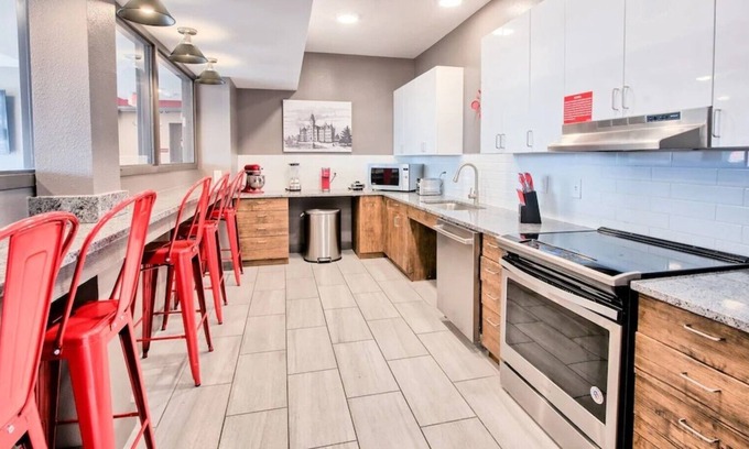 Old North Columbus House | ⭐Private Studio Apartment ✔️Parking ✔️WiFi ✔️Hot Tub ✔️Kitchens ✔️Fitness Center