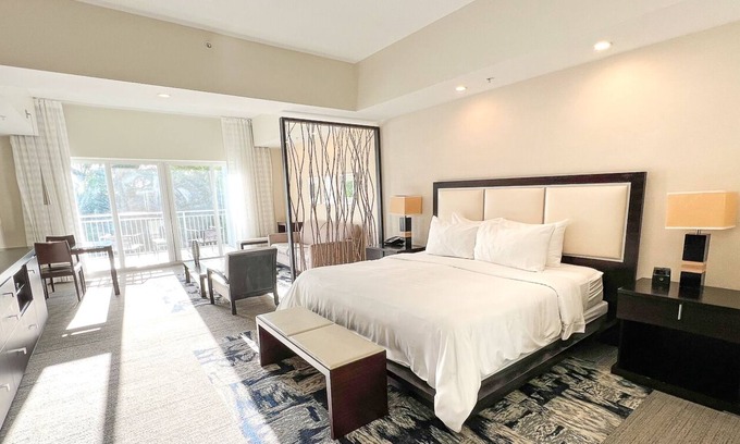 Doral Apartment | Private Studio - Balcony, king bed, bathtub with spa jets and pool