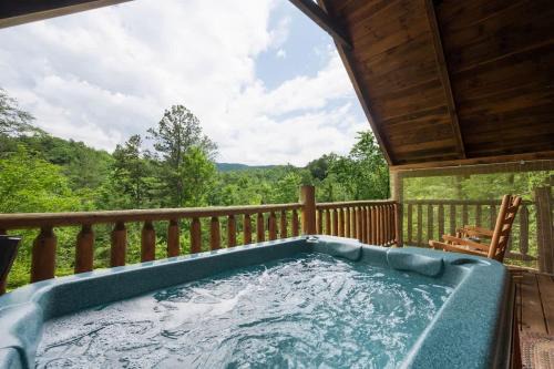 Sevierville House | Private Studio Log Cabin! Mountain View, Hot Tub, Fireplace, Honeymoon!
