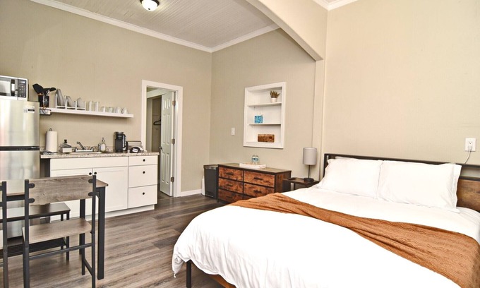 Winter Garden Apartment | Private Studio on the Bike Trail