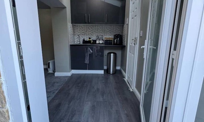 Huddersfield Apartment | Private Studio Retreat | WiFi + HD TV + Workspace