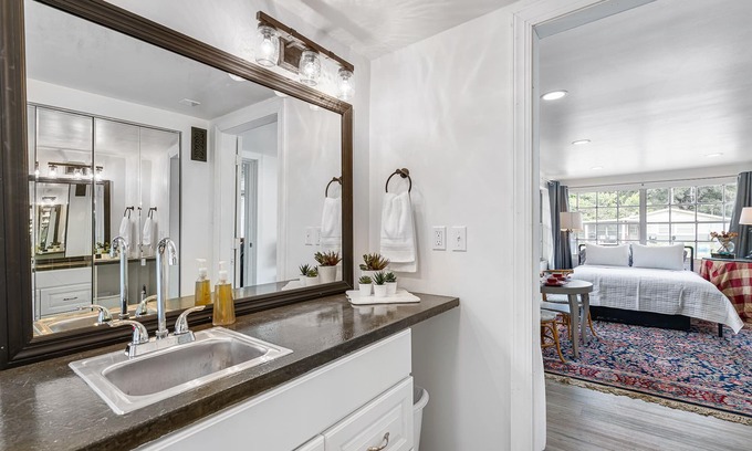 Northeast Tampa House | Private Suite by USF/Ybor—Huge shower, Fast Wi-fi
