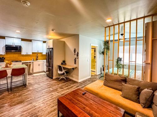 El Centro Apartment | Private-Suite, Kitchen, Laundry, Rainfall Shower, 4kTV