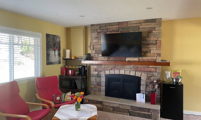 Rutland House | Private suite with Hot Tub-near airport & downtown Kelowna