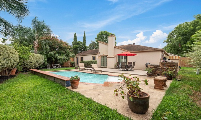 Clodine House | Private swimming pool and great house