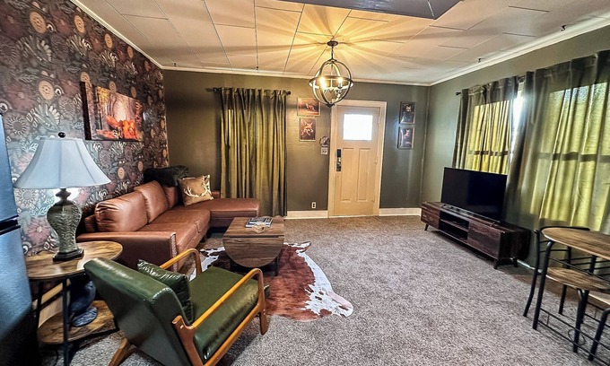 Russell Apartment | PRIVATE UPPER LEVEL CONDO-1BED/1BATH/BALCONY/GRILL/FIREPIT/LAUNDRY-SLEEPS UP TO 4PP-RUSSELL KS
