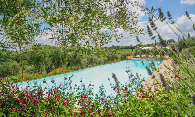 Montepulciano Villa | Private Villa with A/C, sauna, hot tub, private pool, WIFI, TV, veranda, close to Montepulciano