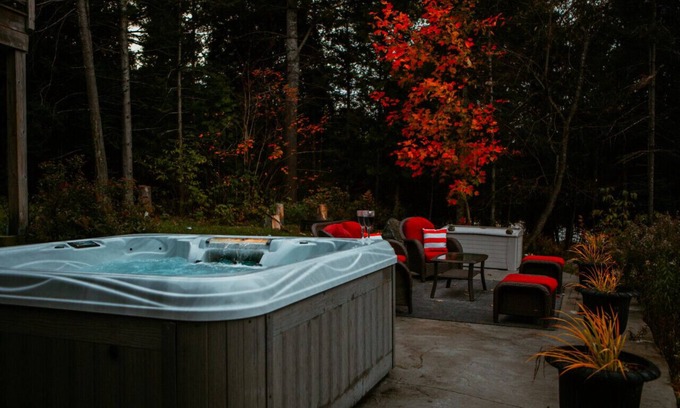 Magnetawan Apartment | Private Waterfront Cottage w/Large Dock & Hot Tub