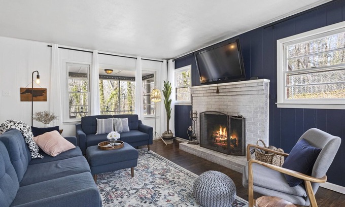 Black Mountain Cabin | Private + Wooded + Quaint & Cozy + 5 mins to Dwntn Blk Mtn + 15 mins to Ashvle