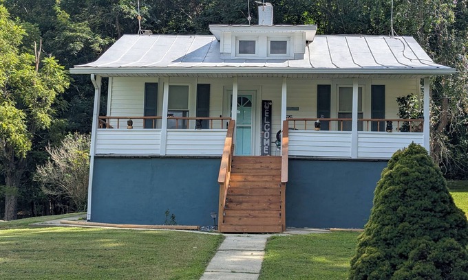 Eagle Rock Other | Private, yet convenient on 220,mtn.views, Roanoke 30 mins, Clifton Forge 25 mins