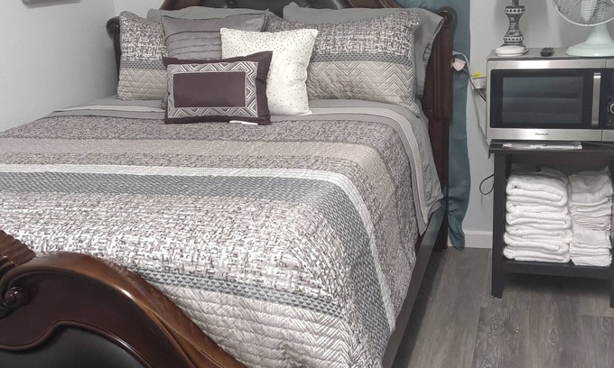 Albany House | Privet Oasis no smoking with AC/heat, wi-fi, Ruko TV. Privet entry and bathroom