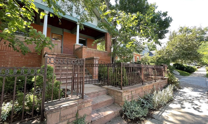 Mapleton Hill Condo | PROMO 10% MONTHLY DISCOUNTn 2 Bedroom & Office, walk to everything!