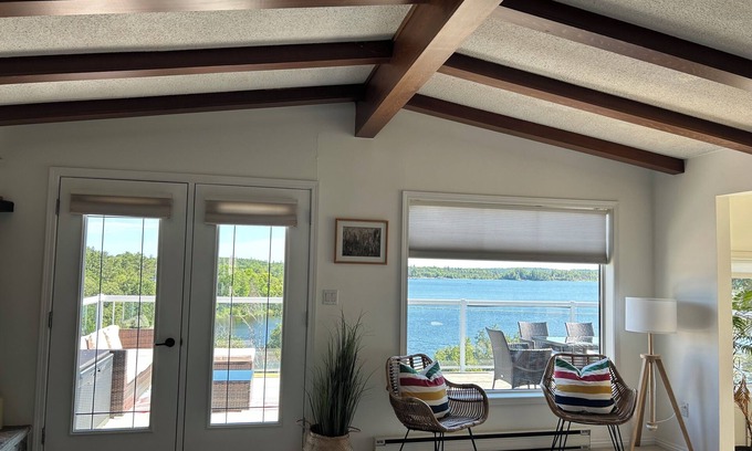 Kenora House | *PROMO* Road access 4 bdrm/2 bath house on Lake of the Woods-2 mins to downtown!