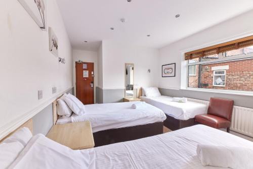 Jesmond House | Properties Unique Dene Rooms - Triple Room