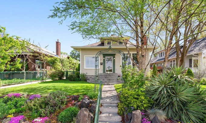 Lewiston House | Prospect Delight - River Views, Historic Home, Walk To Town!