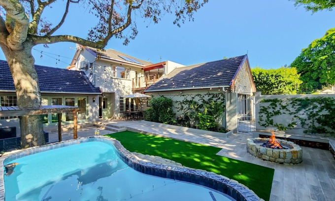 Constantia House | Protea - Pinoak Self-catering Cottages