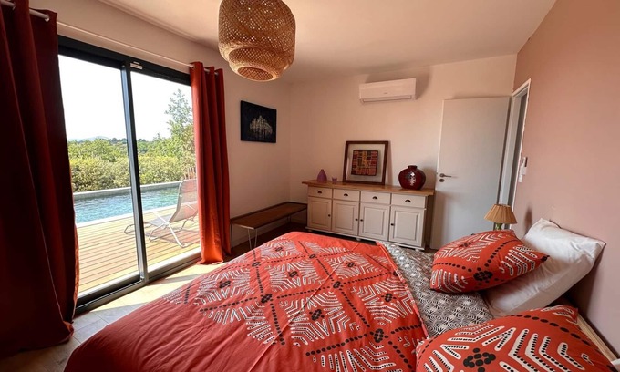 Crillon-le-Brave Villa | Provencal escape at the foot of the Ventoux: luxury bedding, magical sunsets
