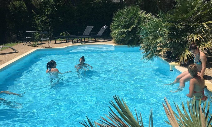 Pernes-les-Fontaines House | Provencal villa with large pine trees and swimming pool