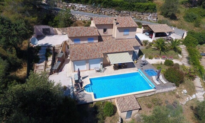 Bagnols-en-Foret Villa | Provençal villa with pool and a lovely view of the hills