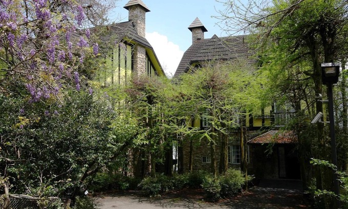 Ren'ai Bed & Breakfast | Provence Rose Lodge in Ching Jing
