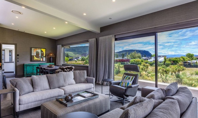 Kinloch House | Pukeko Paradise - A Kinloch Retreat