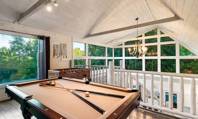 Gatlinburg - Pigeon Forge Cabin | Pup-friendly, games & secluded hot tub! 4mi to Pigeon Forge, 8mi to Gatlinburg!