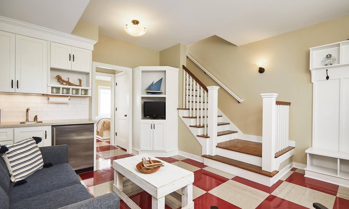 Holland Cottage | Pure Michigan at its Best, Heated Pool,Free golf,sleeps 8