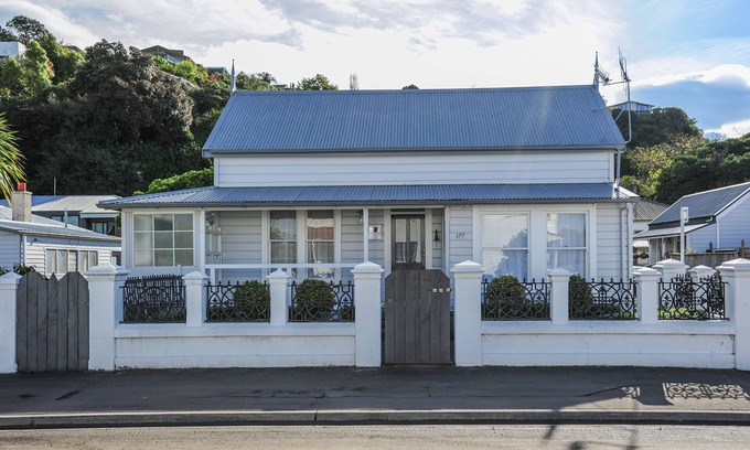 Hospital Hill Cottage | Puriri Downtown Villa - Napier Holiday Home