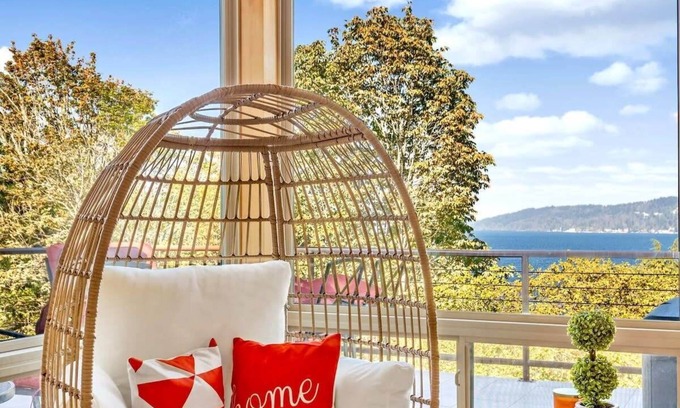 View Ridge House | Purple House w/Water View | 3 Decks | Gym | UW