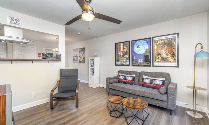 Biddleville House | QC Retro - Stylish 2-Queen bedroom townhome in Center City Charlotte