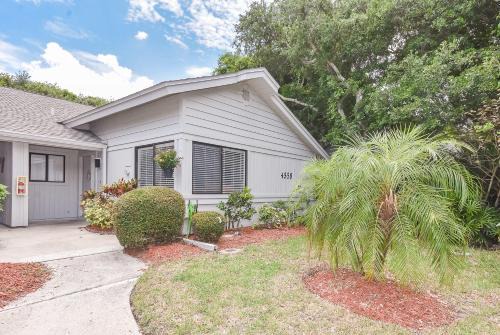 New Smyrna Beach Apartment | Quaint 2 bedroom 2 bath villa Walking distance to the car free beach. S4358
