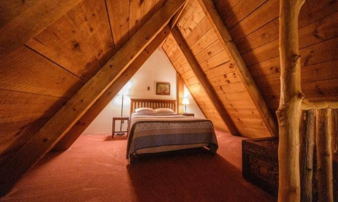 Slade Cabin | Quaint, adorable cabin for two!