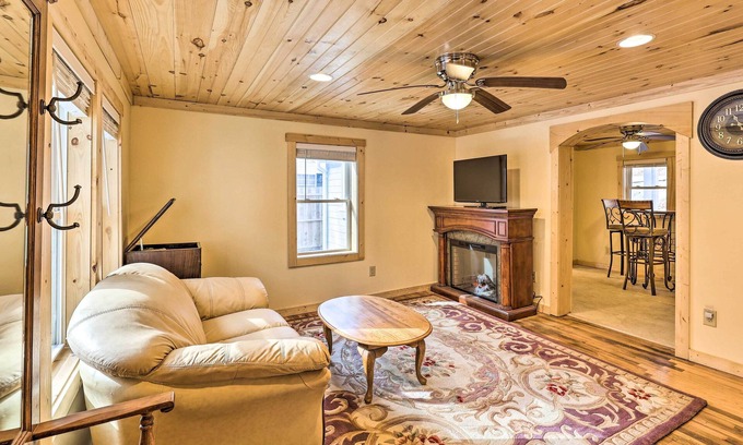 Boone Cottage | Quaint Appalachian Getaway ~ 2 Mi to Boone!