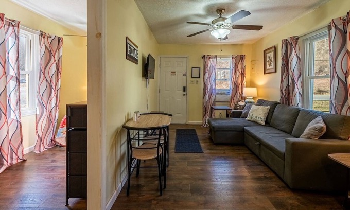 True Cabin | Quaint Cabin By The Creek Privat