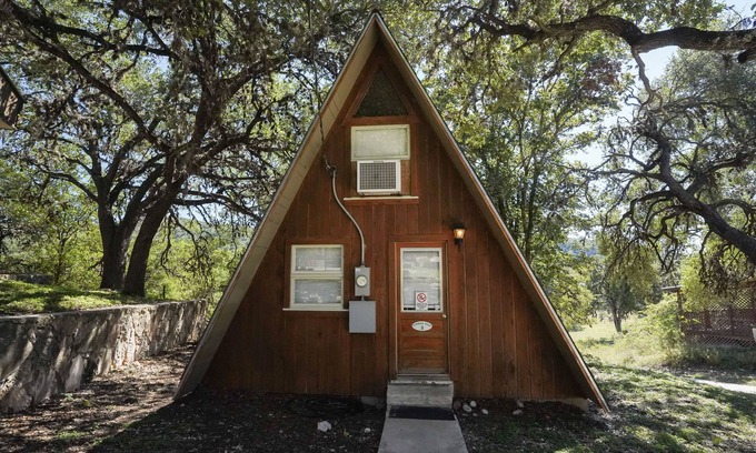 Concan Cabin | Quaint cabin located near the Frio River