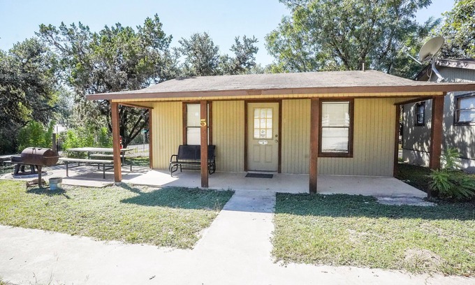 Concan Cabin | Quaint cabin located near the Frio River