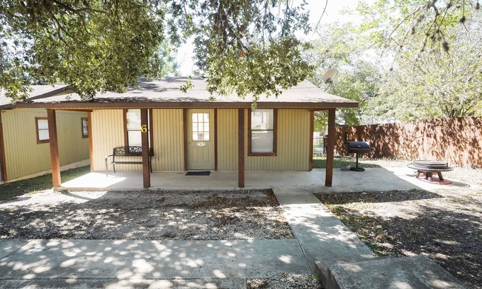 Concan Cabin | Quaint cabin located near the Frio River