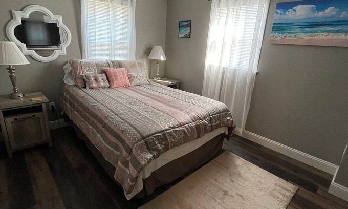 Myrtle Beach Condo | Quaint Cozy Beach Haven, rented by month and on.