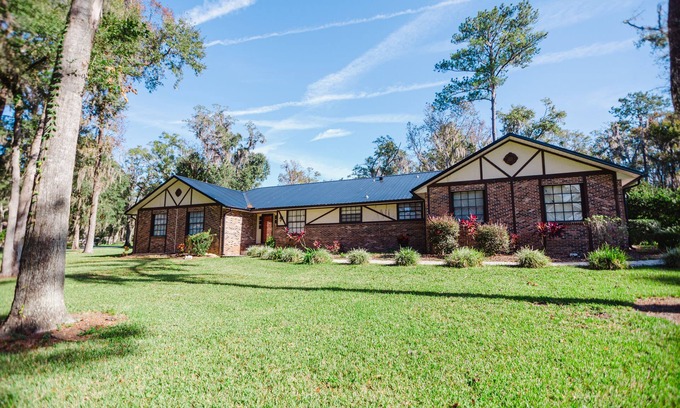 Fellowship House | Quaint, cozy quiet corner lot in a peaceful neighborhood!