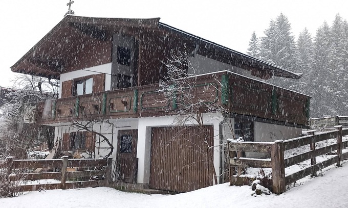 Oberndorf in Tirol House | Quaint holiday home with garden and views