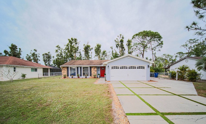 Three Oaks House | Quaint home near shopping, the airport and a park!