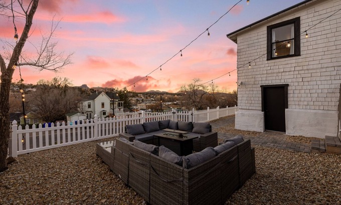 Prescott House | Quaint newly remodeled 4 bed home with Whiskey Room, half mile to Whiskey Row
